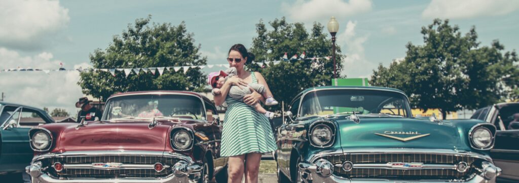 une femme entre deux voitures