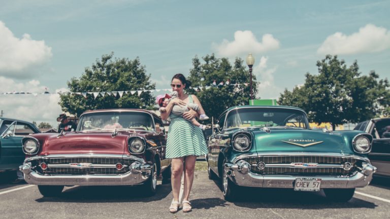 une femme entre deux voitures